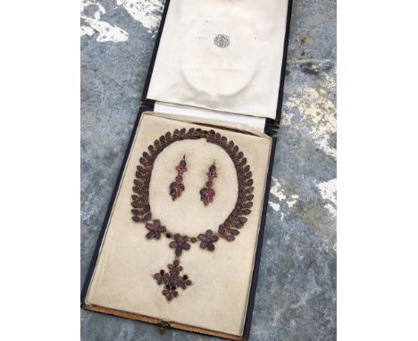 A FINE ANTIQUE ALMANDINE GARNET COLLAR AND EARRING SUITE IN A PERIOD FITTED CASE. UNHALLMARKED, ASSESSED AS 14ct GOLD. THE GA