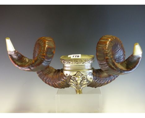 A RAMS HORN AND ELECTROPLATE TABLE SNUFF MULL, THE CENTRAL BOX WITH GRAPE VINE BAND ABOVE A RAMS HEAD AND FLANKED BY METAL TI