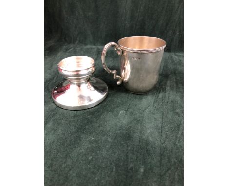 A SILVER MUG BY WALKER AND HALL, SHEFFIELD 1923, CAST WITH A HERRING BONE RIM BAND, 156Gms.   H 8cms. TOGETHER WITH A SILVER 
