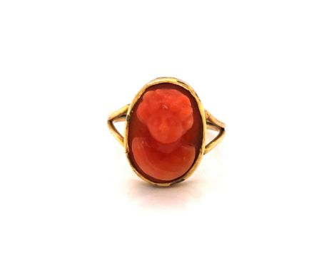 AN ANTIQUE CARVED CORAL PORTRAIT RING. UNHALLMARKED, ASSESSED AS 9ct GOLD. FINGER SIZE Q. WEIGHT 3.69grms. 