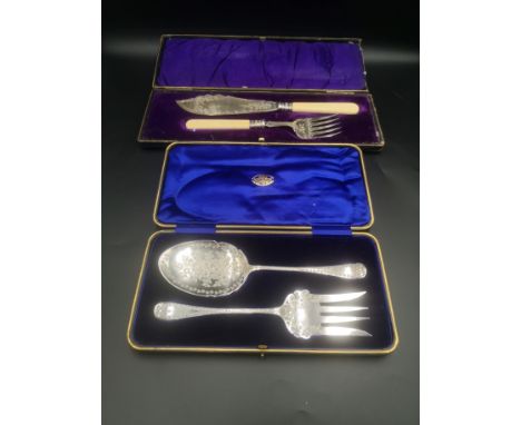 A boxed silver serving fork and spoon, 177gms, Sheffield 1903; a boxed set of fish servers with silver tops and bone handles,