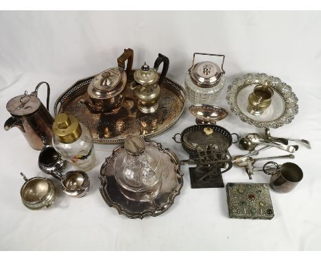 Quantity of silverplate to include: biscuit barrel, salver, galleried tray, claret jug with silver lid (as found). Estimate £