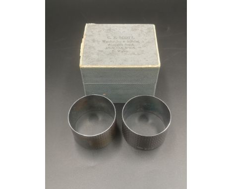 A pair of engine turned silver napkin rings in box, 64gms, Birmingham 1944. Estimate: £25-40