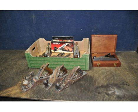 A TRAY CONTAINING WOOD PLANES including a brand new Stanley No4 in wooden presentation box, a Stanley No5, a Stanley No4 1/2 