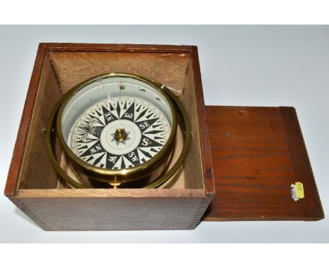 A FIRST HALF 20TH CENTURY CASED SHIPS COMPASS IN GIMBAL, unbranded, width of case 20.5cm (Condition Report: some scuffs / los