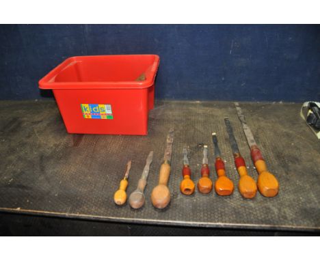A TRAY CONTAINING VINTAGE AND MODERN 'LONDON' SCREWDRIVERS including a modern graduated set of five (from 66cm down to 26cm),