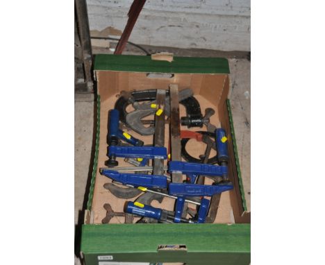 ONE TRAY CONTAING A PAIR OF DRAPER SASH CRAMPS 186cm long, two Carver clamps, six G clamps by Record, Woden etc, five F clamp