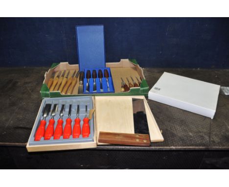 A TRAY CONTAINING MARPLES WOODWORKING TOOLS including a 12in square, a set of six wood chisels, a set of five wood chisels, s