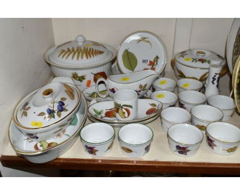 A SMALL COLLECTION OF ROYAL WORCESTER 'EVESHAM' PATTERN DINNER WARES ETC, to include two casserole dishes with covers, vegeta