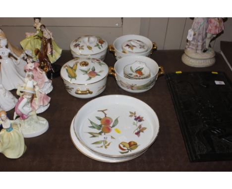 A quantity of Royal Worcester "Evesham" pattern dinnerware 