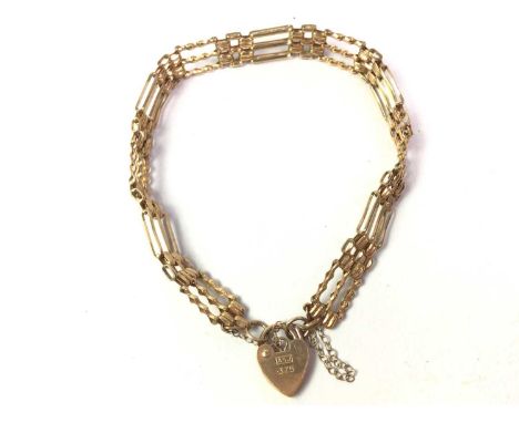 NINE CARAT GOLD GATE BRACELET, stamped 375 to claspQty: 5.1g