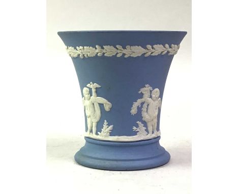 TWO PIECES OF WEDGWOOD JASPER WARE, ALONG WITH FURTHER CERAMICS comprising a vase and an ashtray, along with four pieces of u