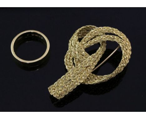 A textured 18ct gold knot brooch and a late 1960's Kutchinsky 18ct gold wedding band, 1.75in and size M respectively.