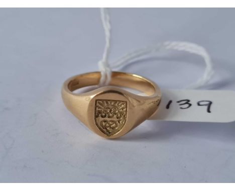 18CT HALLMARKED SIGNET RING WITH AN INTAGLIO, SIZE O