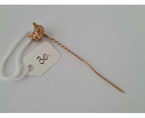 a fox head stick pin 9ct 4.1g