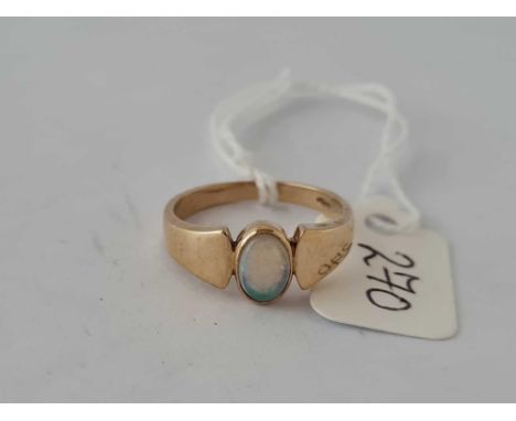 An oval opal 9ct ring size N 2.3g