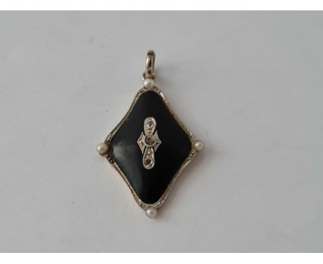 A small enamel, diamond & pearl pendant 2.5g inc