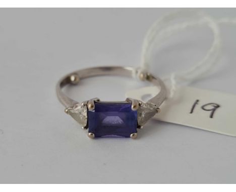 A TANZANITE &amp; DIAMOND 18CT WHITE GOLD RING SIZE M 3g
