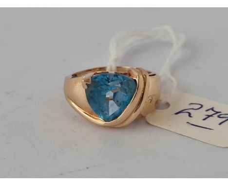 A triangular blue topaz in 10ct setting size M 4.8g inc