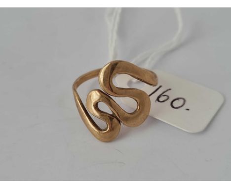 A swirl 9ct ring size J 2g