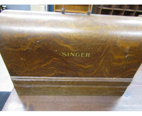 vintage Singer sewing machine- no key so cant unlock the case