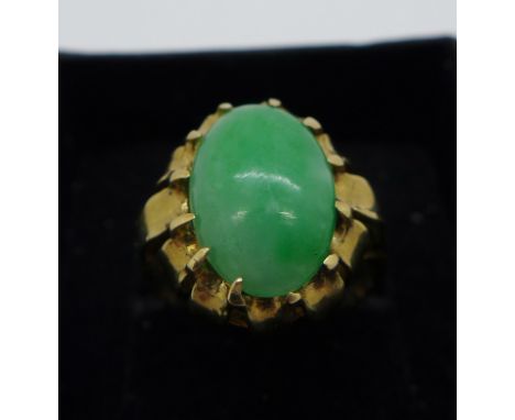 A 9ct gold ring set with jade cabochon, 3.7g, O 