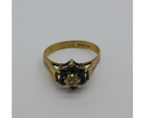 A 9ct gold cluster ring, 2.1g, K 