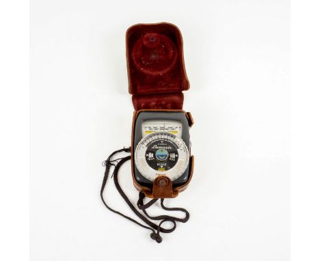 Serial #: 81362. Analog photography devices that measure light levels. Includes original dark brown leather case.Issued: c. 1