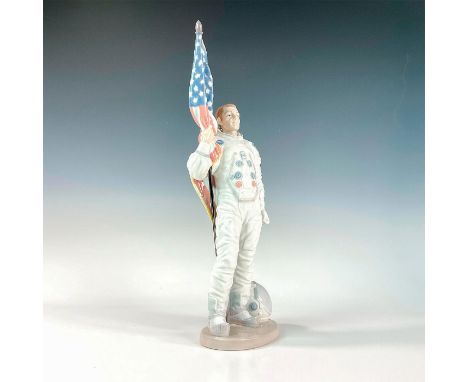 Special Edition Lladro Figurine signed on the base by Gemini 12 and Apollo 11 Astronaut Buzz Aldrin. Aldrin made three spacew