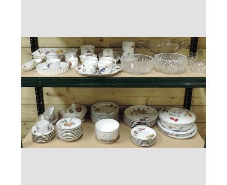 A Worcester Evesham pattern part dinner service, together with a small collection of glassware