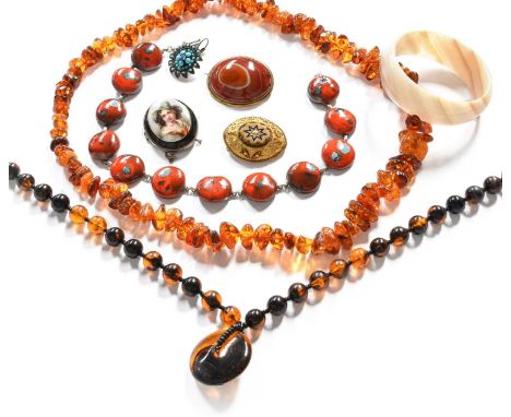 A Quantity of Jewellery Including, an agate brooch, a Victorian brooch, a portrait brooch, together with a selection of costu