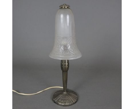 Art Déco-Tischlampe - Frankreich um 1920/30, runder reliefierter Metallfuß, glockenförmiger Lampenschirm aus farblosem, formg