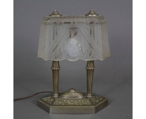 Art Déco-Tischlampe - Frankreich um 1920/30, 1-flammig, hexagonaler reliefierter Metallfuß mit zwei Säulenschäften, längliche