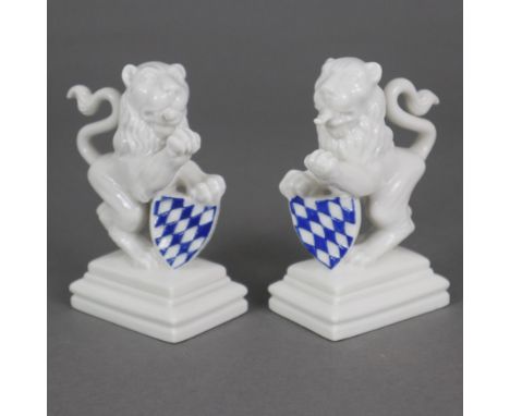 Figurenpaar "Bayerische Wappenlöwen" - Nymphenburg, Modellnr. 705a und 705b, Entwurf: E. A. Rauch (1948), Weißporzellan glasi