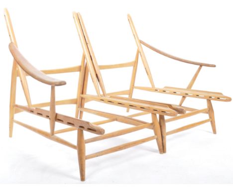 Lucian Ercolani - Ercol - Model 442 - A pair of retro vintage 20th Century beech and elm easy lounge armchairs / chairs havin