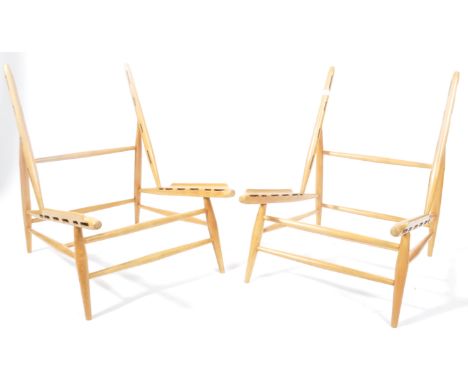 Lucian Ercolani - Ercol - Model 427 - A pair of retro vintage 20th century beech and elm easy lounge chairs having the angula