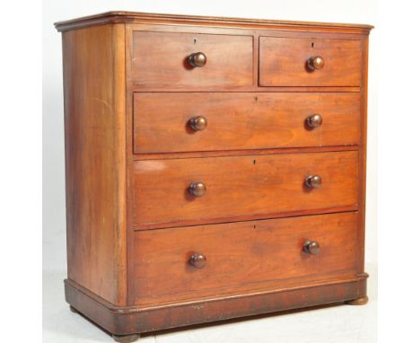 A 19th century Victorian mahogany chest of drawers. Raised on a plinth base with short drawers over graduating deep drawers. 