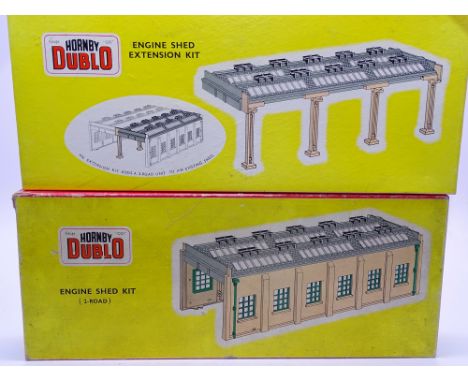 OO Gauge@ A HORNBY DUBLO 5005 Engine Shed Kit, together with a 5006 Shed Extension Kit, both appear complete. G-VG in G boxes