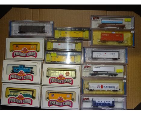 N Gauge: American Outline: A quantity of freight cars by BACHMANN and ATLAS - VG in G/VG boxes (15)