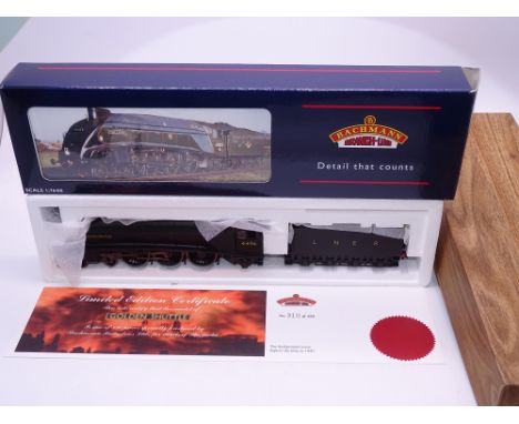 OO Gauge: A BACHMANN 31-962Y - Class A4 Steam locomotive - 'Golden Shuttle' - LNER black wartime Livery - limited edition for