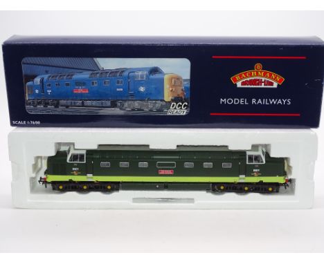 OO Gauge: A BACHMANN 32-529 Class 55 Deltic Diesel loco - 'The Durham Light Infantry' - BR green two tone green livery - VG-E