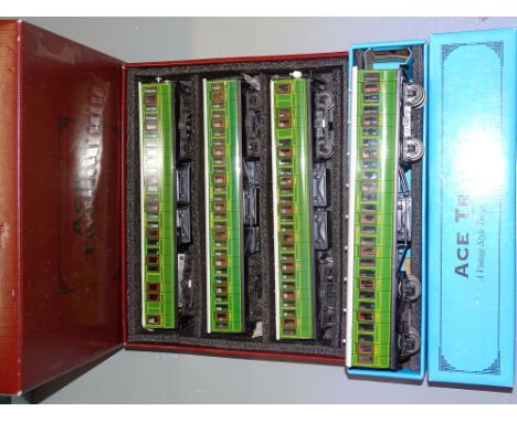 O Gauge: An ACE TRAINS 3-car Southern Railway EMU together with an additional centre coach - VG/E in VG boxes (2)