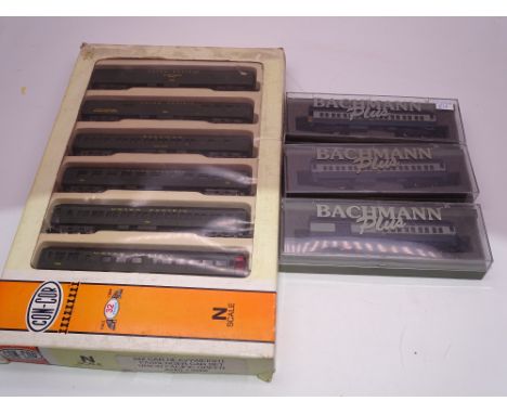 N Gauge: American Outline: A CON-COR 6 passenger car set in Union Pacific Livery together with 3 similar BACHMANN cars in Bal