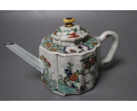 A Chinese famille verte petal-lobed teapot and cover, Kangxi period, 11cm