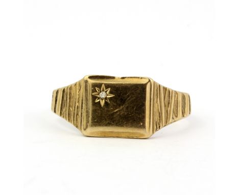 A gent's yellow metal (tested minimum 9ct gold) signet ring set with a diamond, (Z+1), approx. 3.5gr.