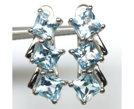 A pair of 925 silver earrings set with step cut blue topaz, L. 1.7cm.