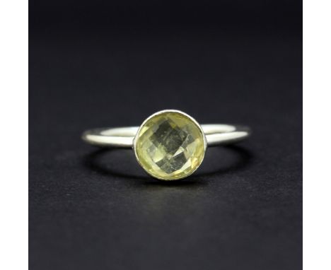 A 925 silver ring set with faceted cut lemon quartz, (O.5).