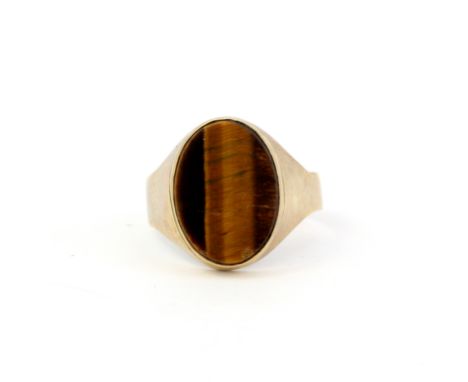 A gent's hallmarked 9ct yellow gold tiger's eye set ring, (X), approx. 5.4gr.