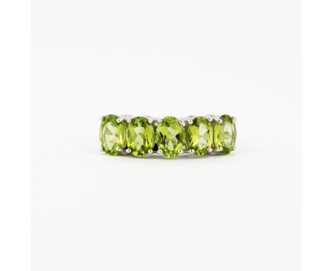 A 925 silver ring set with oval cut peridot, approx. 4.07ct total, (P).With certificate.
