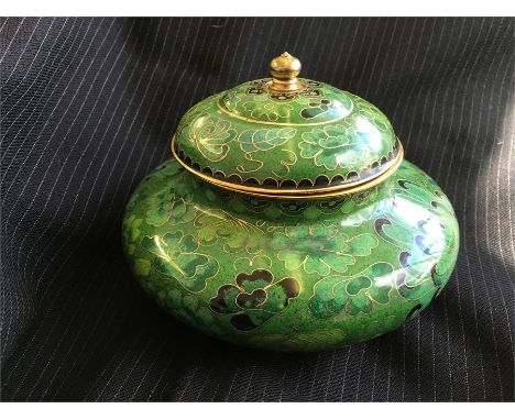 Cloisonné vase with lid in green 